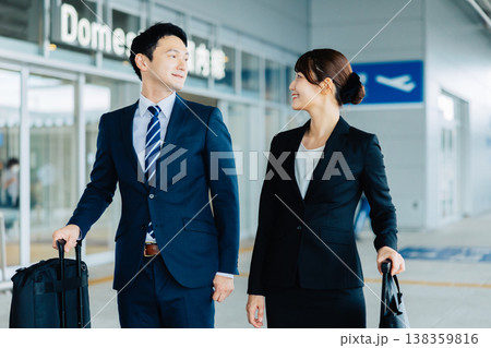 空港に到着したスーツの女性と男性 「撮影協力:関西国際空港(KIX)」 空港に到着したスーツの女性と男性 「撮影協力:関西国際空港(KIX)」 138359816