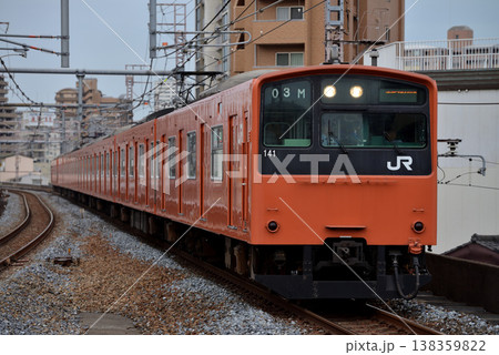 大阪環状線を走る201系外回り電車8両 大阪環状線を走る201系外回り電車8両 138359822