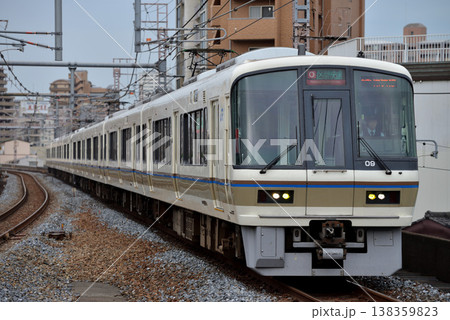 大阪環状線を走る221系区間快速電車8両 138359823