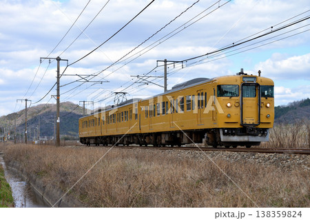 山陽本線を走る115系普通電車3両 138359824