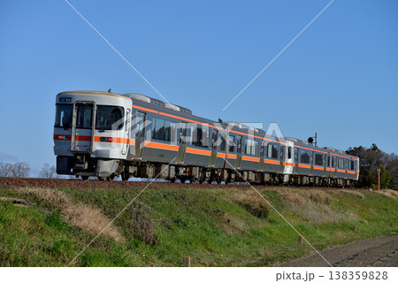 紀勢本線を走るキハ25系普通列車4両 138359828