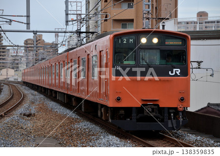大阪環状線を走る201系外回り電車8両 138359835