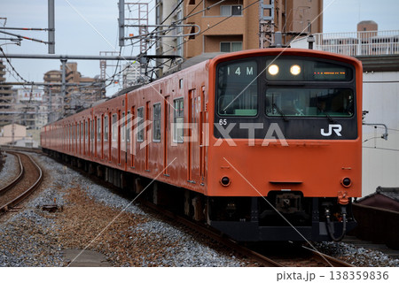大阪環状線を走る201系外回り電車8両 大阪環状線を走る201系外回り電車8両 138359836