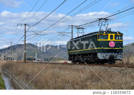 山陽本線を走るEF651124単機回送列車 138359872