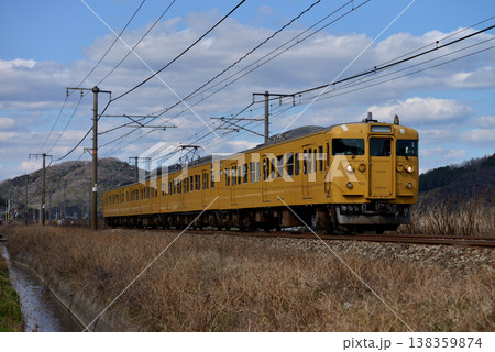 山陽本線を走る115系普通電車4両 山陽本線を走る115系普通電車4両 138359874
