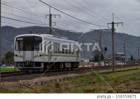 伯備線を走る井原鉄道IRT355形単行列車 138359875
