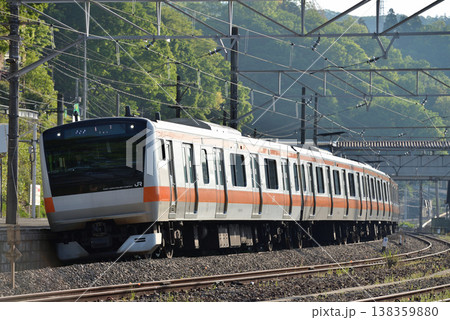 中央本線を走るE233系普通電車 138359880