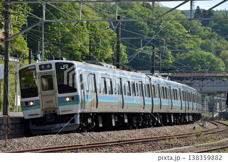中央本線を走る211系普通電車 138359882
