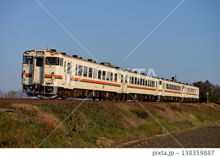 紀勢本線を走るキハ48系普通列車4両 紀勢本線を走るキハ48系普通列車4両 138359887