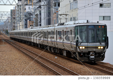JR神戸線を走る223系1000番台新快速電車12両 JR神戸線を走る223系1000番台新快速電車12両 138359989