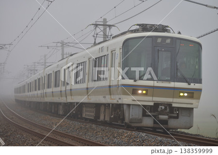 嵯峨野山陰線を走る221系普通電車8両 138359999