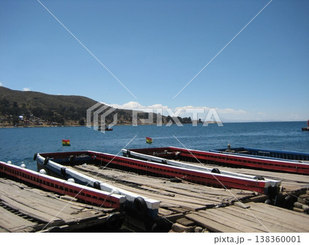 チチカカ湖を渡るティキナの渡し場の風景 138360001