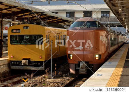 伯備線で並ぶ115系電車と273系特急やくも1号 138360004