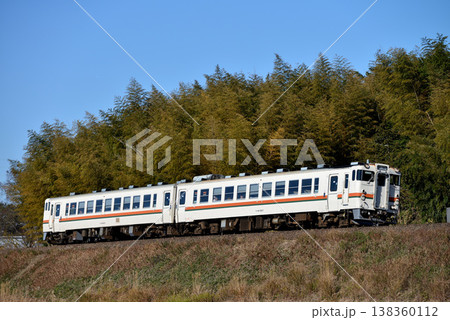 参宮線を走るキハ48系普通列車2両 138360112