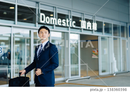 空港に到着したスーツの男性 138360398