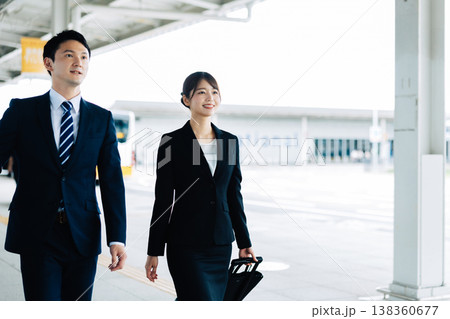 空港に到着したスーツの女性と男性　「撮影協力：関西国際空港（KIX）」 138360677