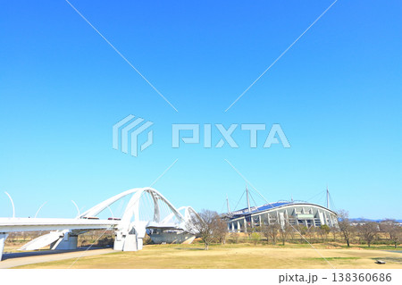 愛知県豊田市、豊田スタジアムと豊田大橋の風景 愛知県豊田市、豊田スタジアムと豊田大橋の風景 138360686