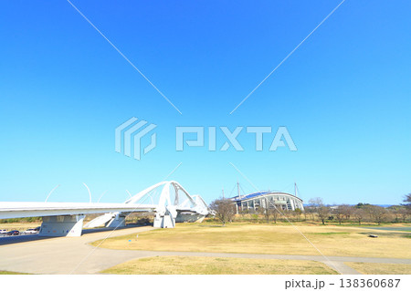 愛知県豊田市、豊田スタジアムと豊田大橋の風景 138360687