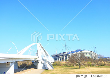 愛知県豊田市、豊田スタジアムと豊田大橋の風景 138360688