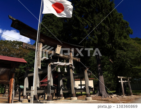 日本の原風景・神社と国旗 日本の原風景・神社と国旗 138360869