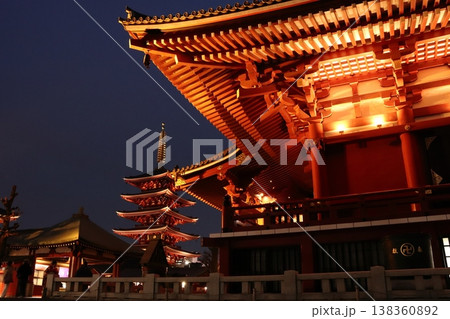 ライトアップされた浅草寺本堂と五重塔 138360892