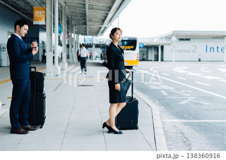 空港のターミナルでタクシーを待つスーツの女性と男性　「撮影協力：関西国際空港（KIX）」 138360916