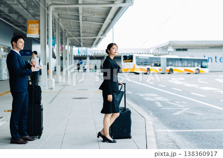空港のターミナルでタクシーを待つスーツの女性と男性　「撮影協力：関西国際空港（KIX）」 138360917