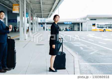 空港のターミナルでタクシーを待つスーツの女性と男性　「撮影協力：関西国際空港（KIX）」 138360918