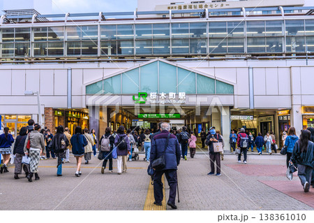日本の横浜都市景観3月27日。JR桜木町駅や窓ガラスに映る大観覧車などを望む 日本の横浜都市景観3月27日。JR桜木町駅や窓ガラスに映る大観覧車などを望む 138361010
