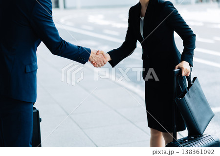 ビジネス挨拶　握手　「撮影協力：関西国際空港（KIX）」 138361092