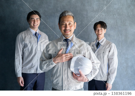 グレー背景で並んで笑顔の日本人男性 グレー背景で並んで笑顔の日本人男性 138361196