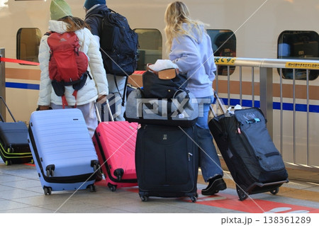 新幹線に乗り込む外国人旅行者 日本旅行 新幹線に乗り込む外国人旅行者 日本旅行 138361289