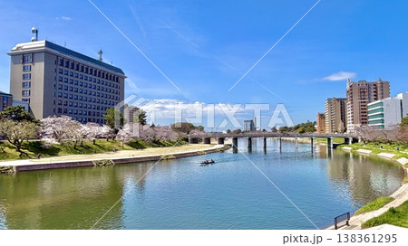 桜まつりの花見客を乗せたお花見乗合舟が青空と桜並木に彩られた乙川を進む〈桜城橋/愛知県岡崎市〉 桜まつりの花見客を乗せたお花見乗合舟が青空と桜並木に彩られた乙川を進む〈桜城橋/愛知県岡崎市〉 138361295