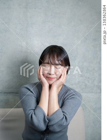 ソファで寛ぐ女性 138362864