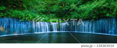 【軽井沢】スローシャッターで捉えた白糸の滝の滑らかな水の流れ 138363010