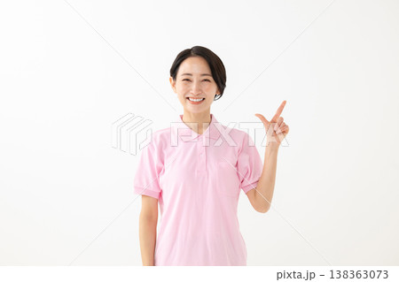 指差しをする女性 指差しをする女性 138363073