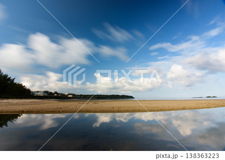 沖縄の恩納村の海で見える美しい砂浜と青空9 沖縄の恩納村の海で見える美しい砂浜と青空9 138363223