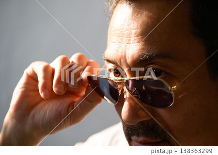 夕日を浴びるダンディな日本人男性 夕日を浴びるダンディな日本人男性 138363299