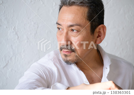 白背景で眺める日本人男性 138363301
