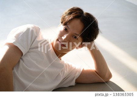 日の差し込む床に寝る日本人男性 日の差し込む床に寝る日本人男性 138363305