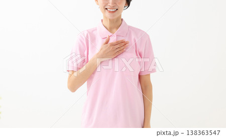 笑顔で働く女性 138363547