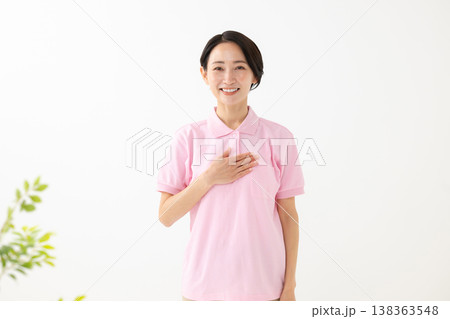 笑顔で働く女性 笑顔で働く女性 138363548