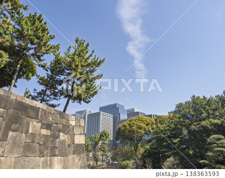 時を刻む石垣と、空へ伸びる摩天楼 時を刻む石垣と、空へ伸びる摩天楼 138363593