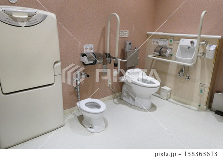 岩手県盛岡市の大型スーパーの子供と一緒に使えるトイレルーム 岩手県盛岡市の大型スーパーの子供と一緒に使えるトイレルーム 138363613