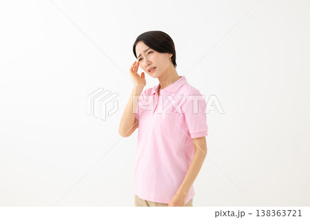 悩む女性 悩む女性 138363721