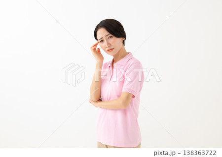 悩む女性 悩む女性 138363722