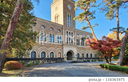 秋晴れの一橋大学本部棟 138363975