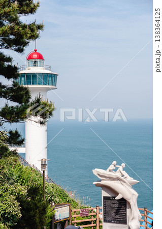 釜山ジオパークの海を望む展望台と彫刻モニュメントの風景 138364125