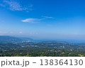 青空と海を望む高台からのパノラマ風景 138364130