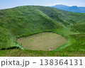 大室山の火口と稜線を歩く人々の風景 138364131